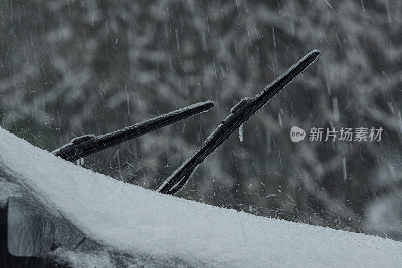 冰雨落下时，汽车雨刷被冰覆盖的特写。