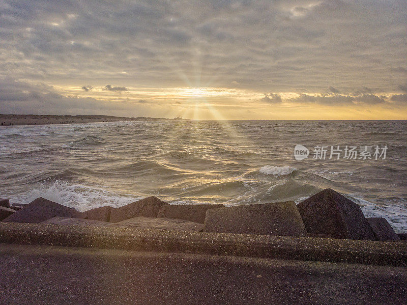 日落前的海牙附近的荷兰海岸