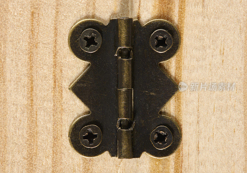 木制背景上的金属锁。