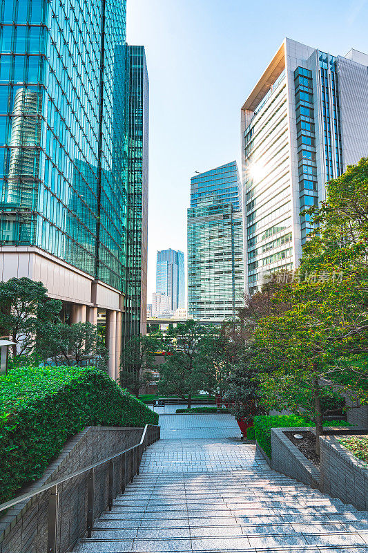 东京办公园区里空荡荡的人行道