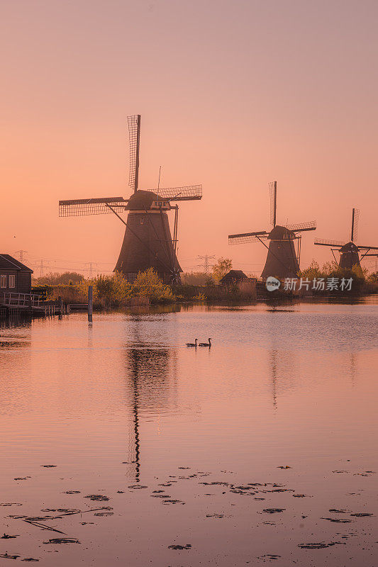 荷兰金德代克日出时的传统风车群是世界文化遗产。