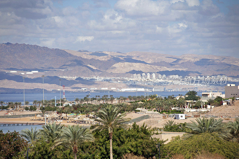 从约旦亚喀巴的红海港口俯瞰以色列埃拉特