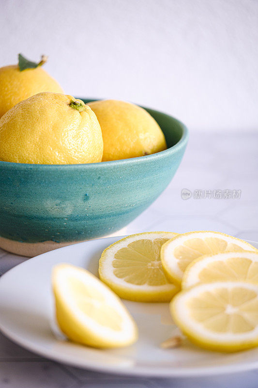 青绿色碗里的柠檬