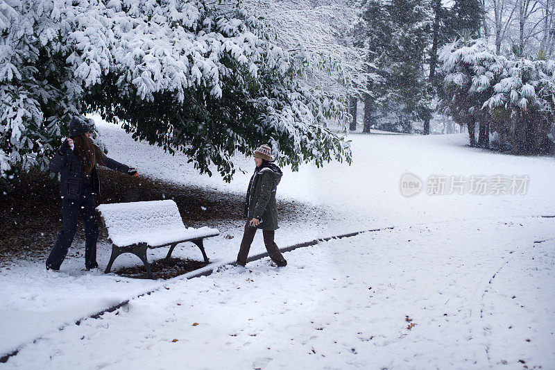 姐妹们在公园里玩雪