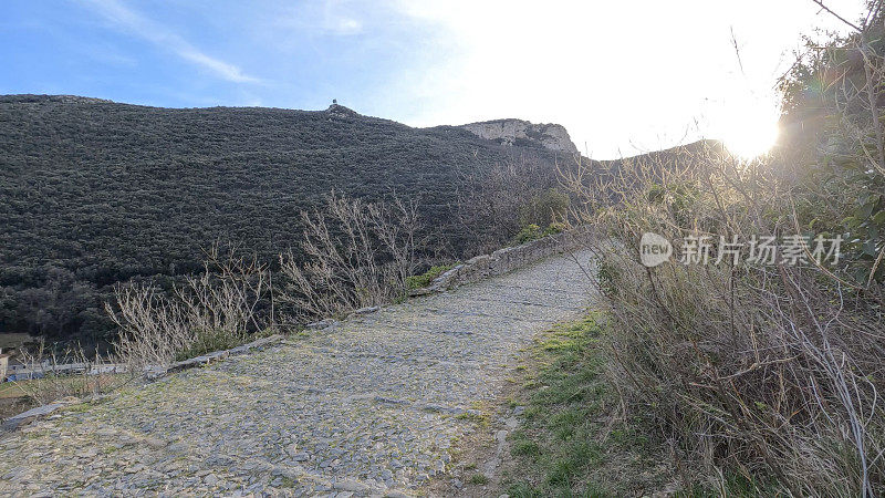 在丘陵地带的鹅卵石小路的风景