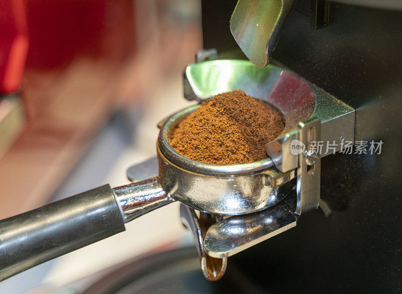 咖啡研磨机旁的过滤器里的咖啡豆