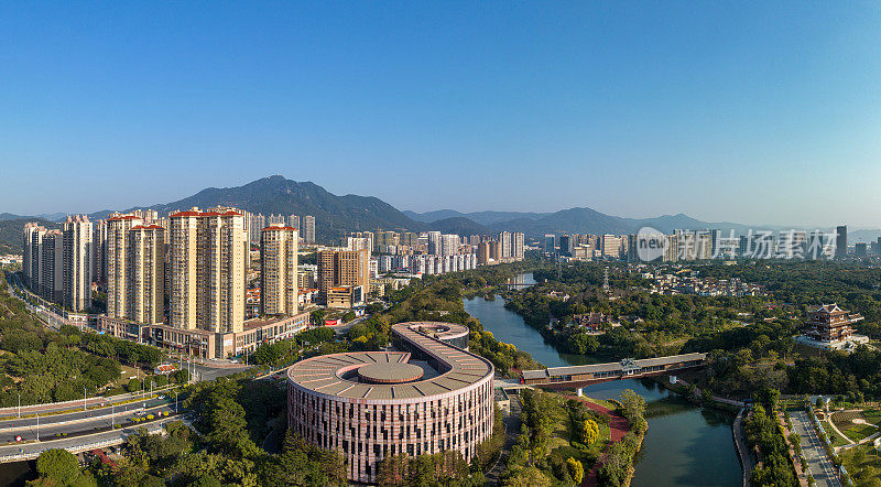 河流环抱的宜居城市的绿化和居住建筑