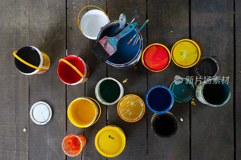 油漆罐为家庭装饰，装饰与绘画色板