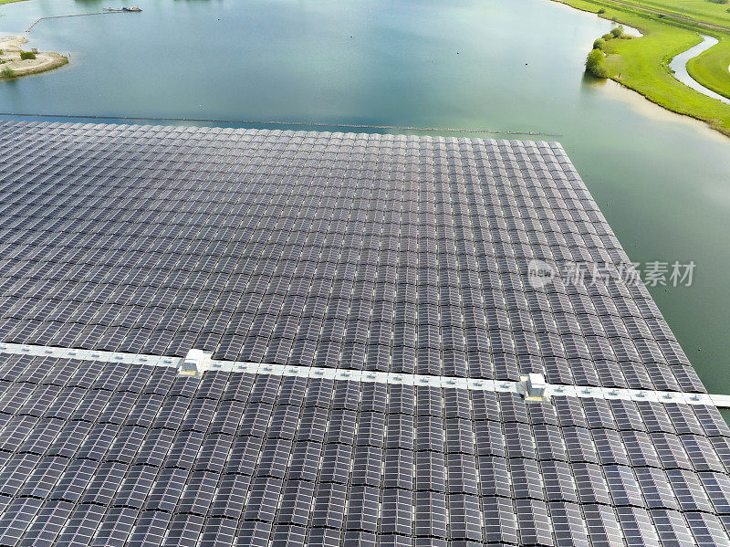 从上面看，生产清洁可再生电力的浮动太阳能农场