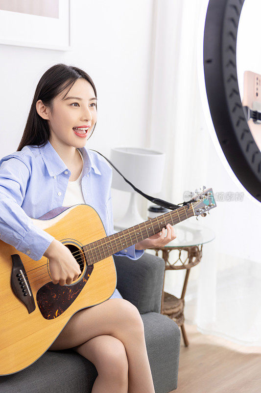 视频女博主教如何弹吉他和唱歌，在家，远程办公吉他老师在家