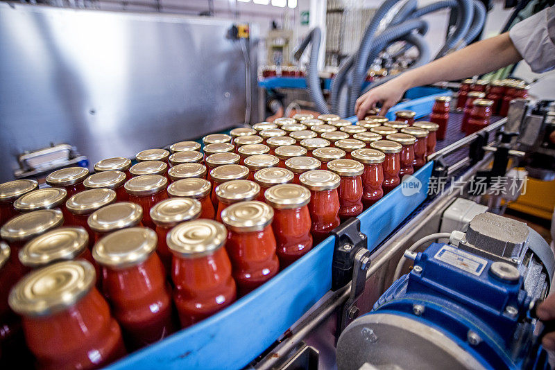 生产番茄的工作过程以罐头食品和蔬菜工厂为主。