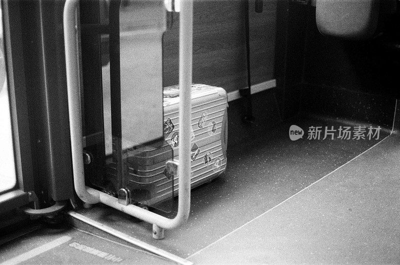 公共汽车上的行李箱