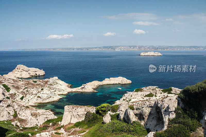 弗里乌尔岛群岛，位于法国马赛市附近的地中海沿岸，拥有美丽的小溪