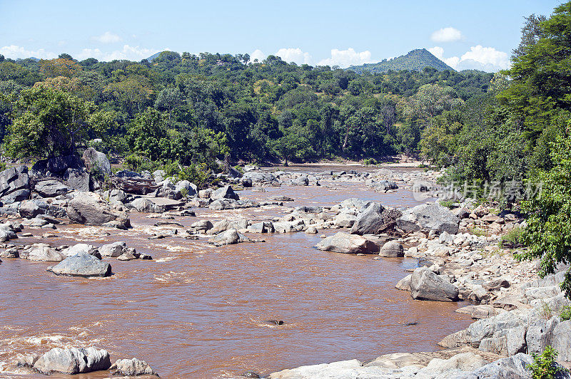 非洲马拉维马杰特野生动物保护区的姆库卢马齐河