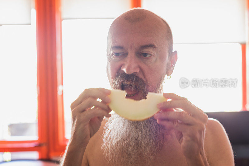 中年酷男长胡子吃瓜