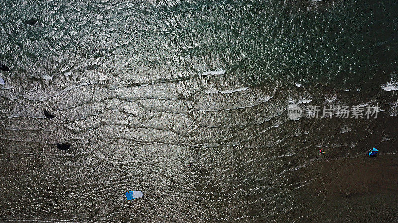 波涛汹涌的大海和风筝冲浪无人机视图