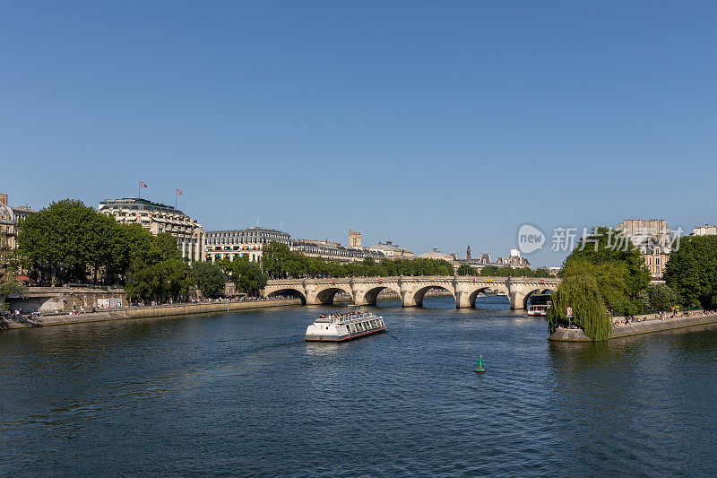 巴黎塞纳河上的桥梁和驳船