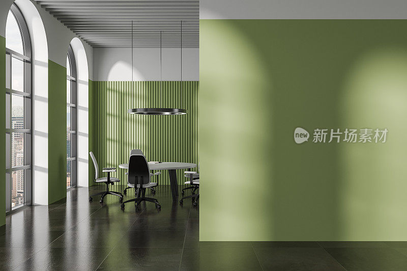 绿色会议室内部有圆桌和模拟墙