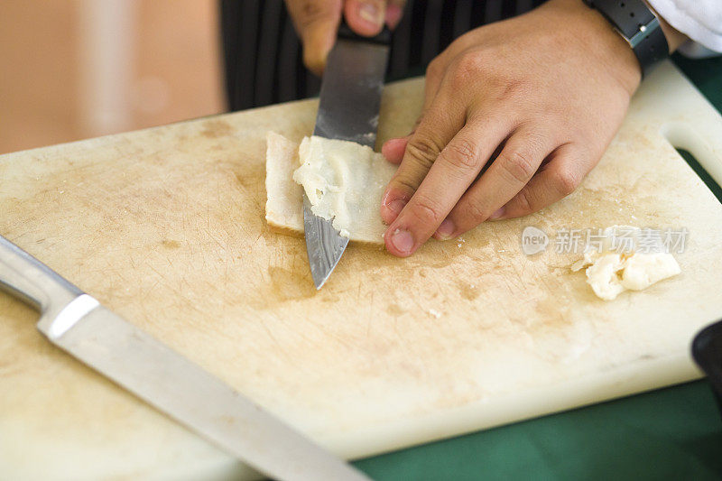 泰国厨师切割的五花肉肥肉