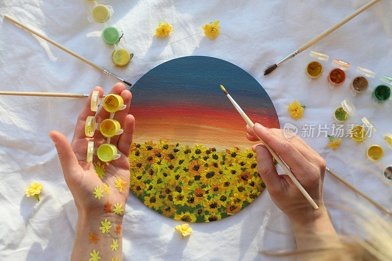 绘画的概念，女人画了一幅向日葵画