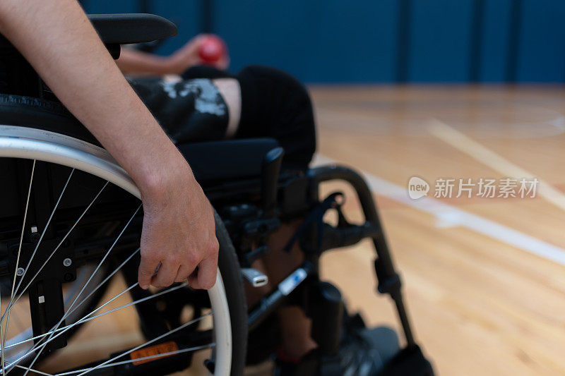 坐轮椅的残疾人士