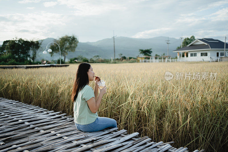 享受着乡村美景的生活。