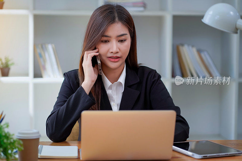 一个美丽的亚洲女商人使用台式电脑的肖像。女商人，统计分析，数据交易。市场营销