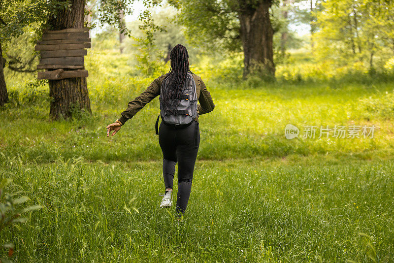 年轻女子在森林里奔跑