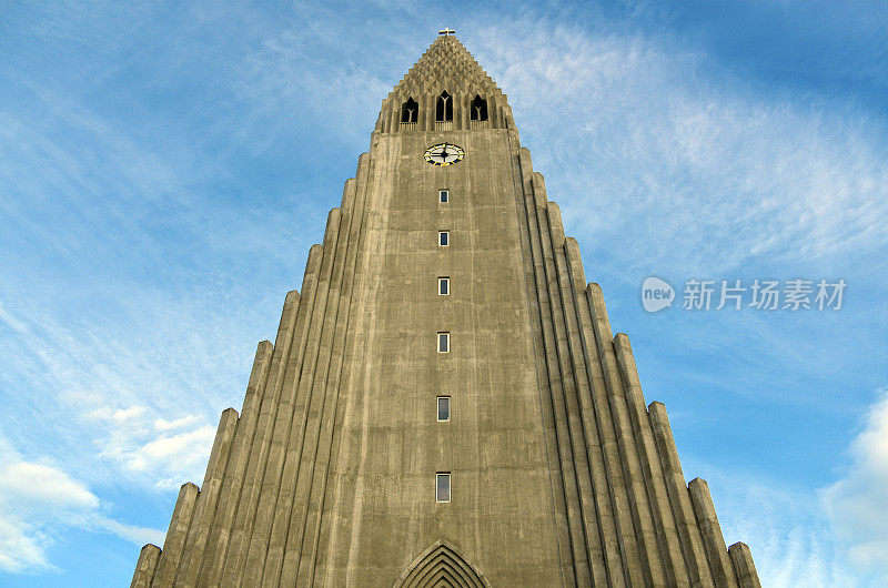 Hallgrímskirkja教堂台阶的混凝土立面唤起玄武岩柱，Reykjavík，冰岛