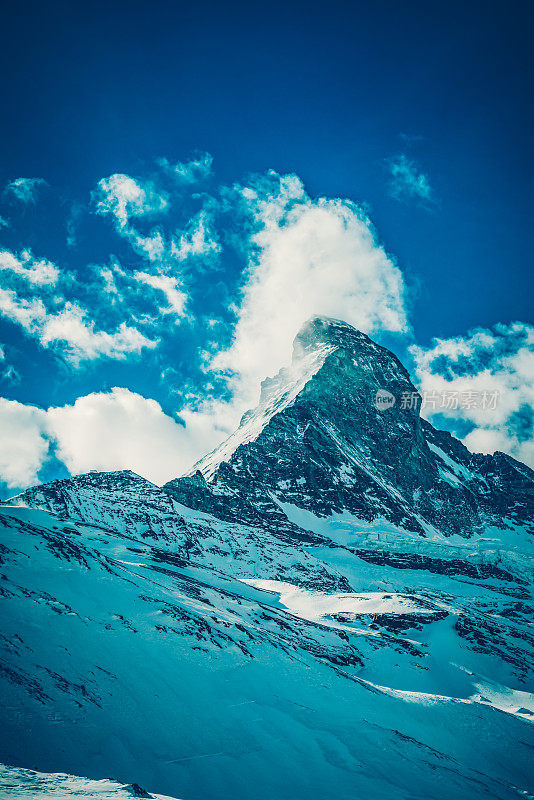 世界著名的马特洪峰位于瑞士采尔马特镇的上方，在冬季
