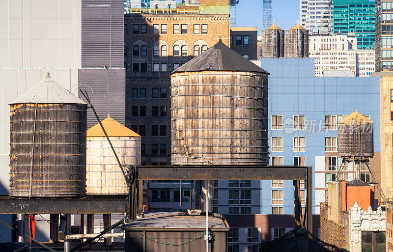 曼哈顿屋顶上的水箱