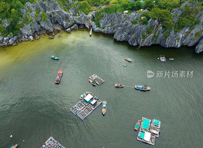 越南西南部，热带岛屿，江省Nghe岛，石灰岩岛屿的蓝色海水的抽象航空照片