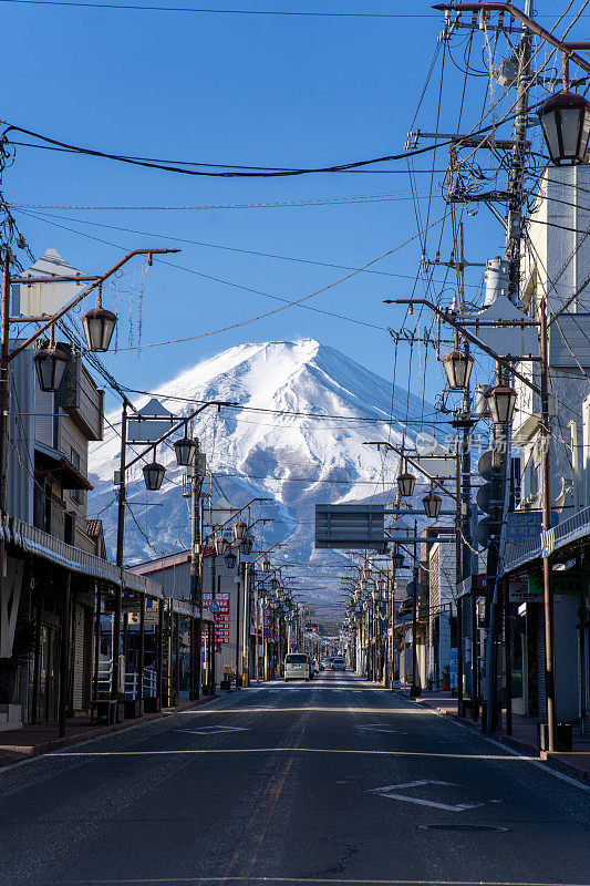 日本富士吉田，富士山早晨的街道交通