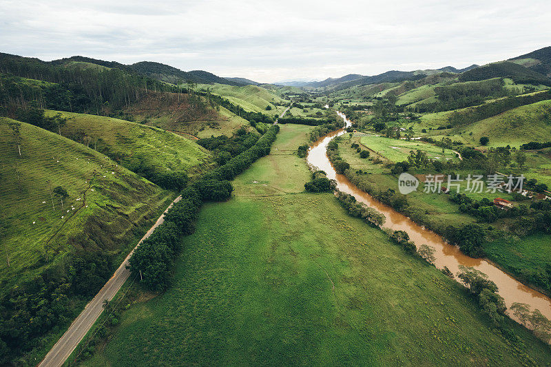 巴西乡村公路和蜿蜒的河流