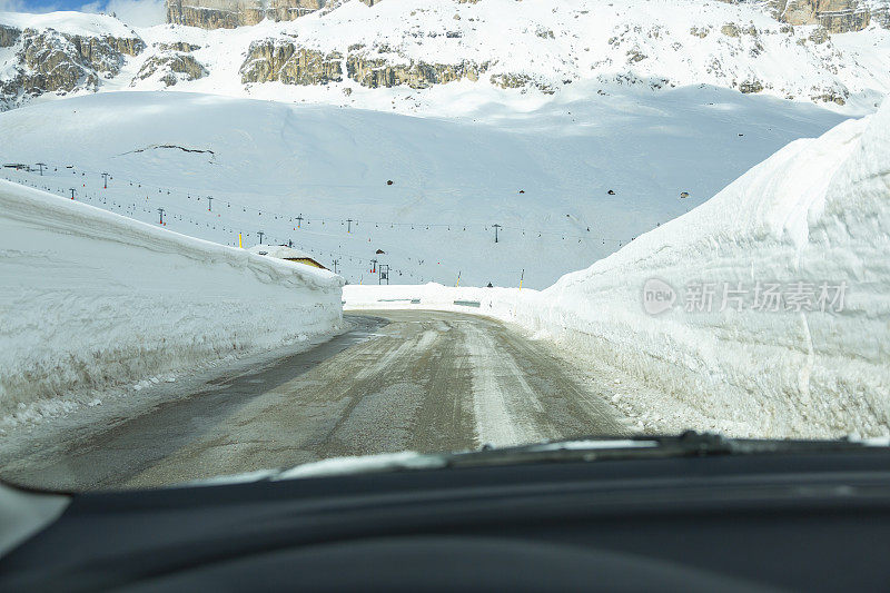 大雪中弯弯曲曲的道路