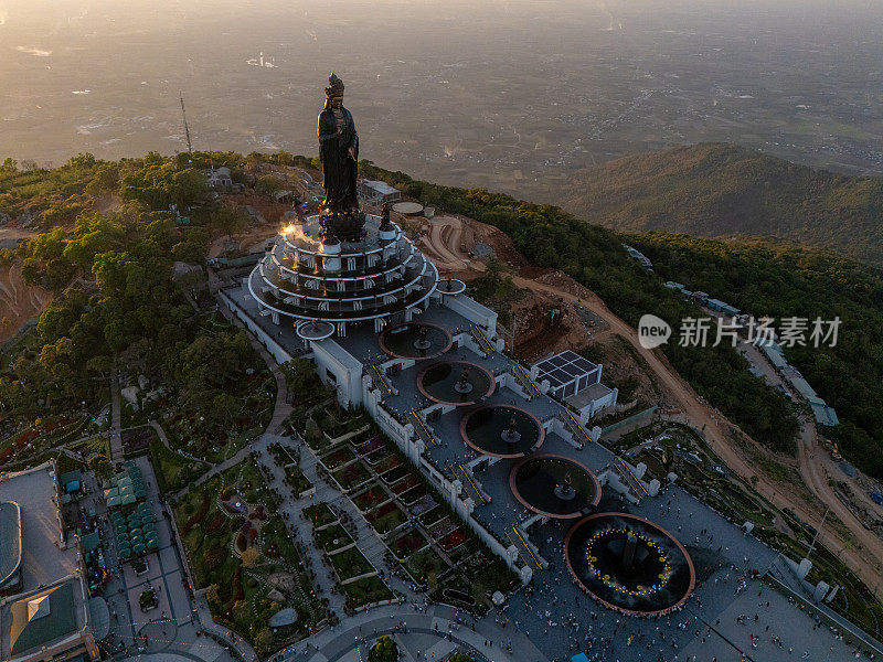 越南德宁省巴登山旅游区的景色。一个独特的佛教建筑，海拔最高，从下面看是非常美丽的。