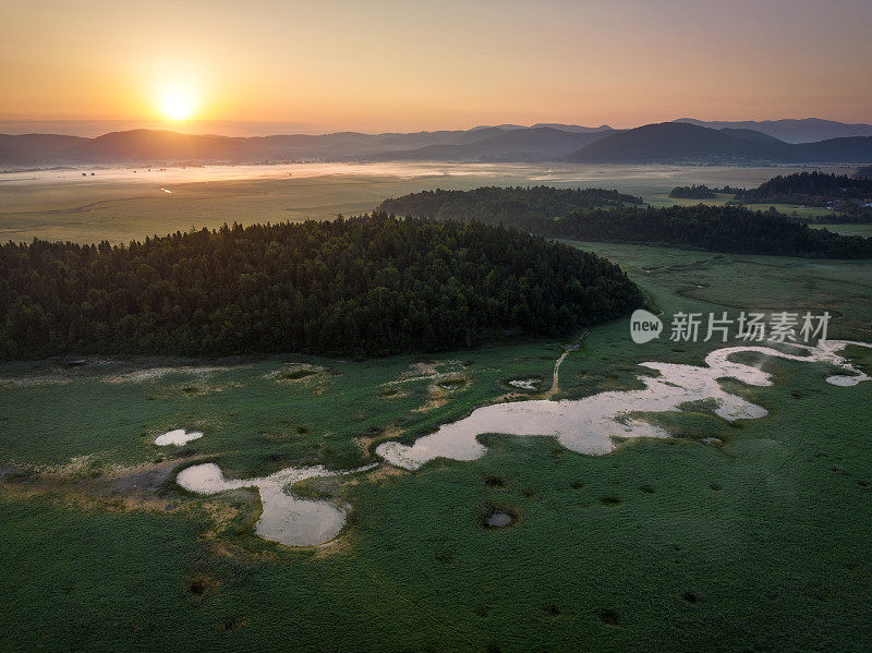 日出时断断续续的湖泊