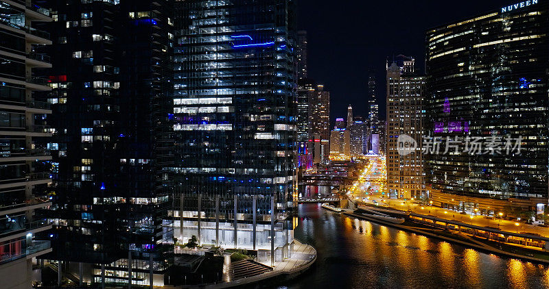 在秋天晴朗的夜晚，芝加哥市中心与芝加哥河的无人机视图