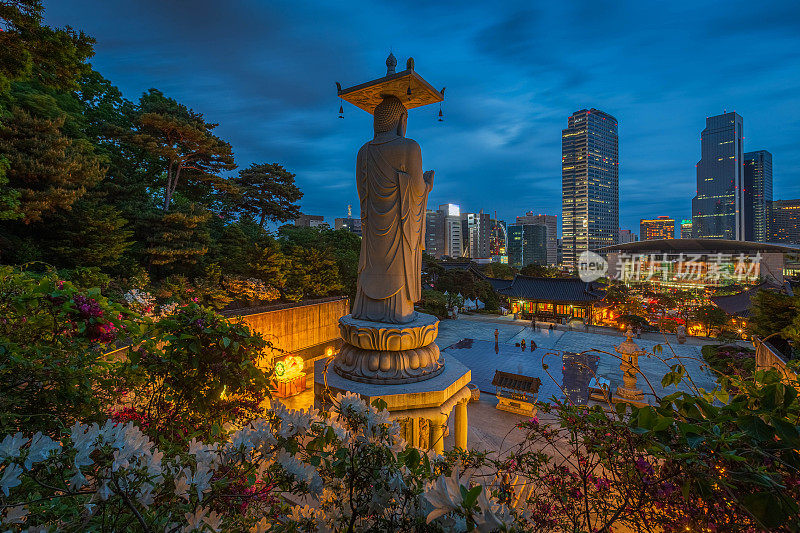 韩国首尔江南区奉恩寺的韩国市景。