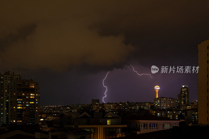 安卡拉强降雨并伴有闪电。Atakule。