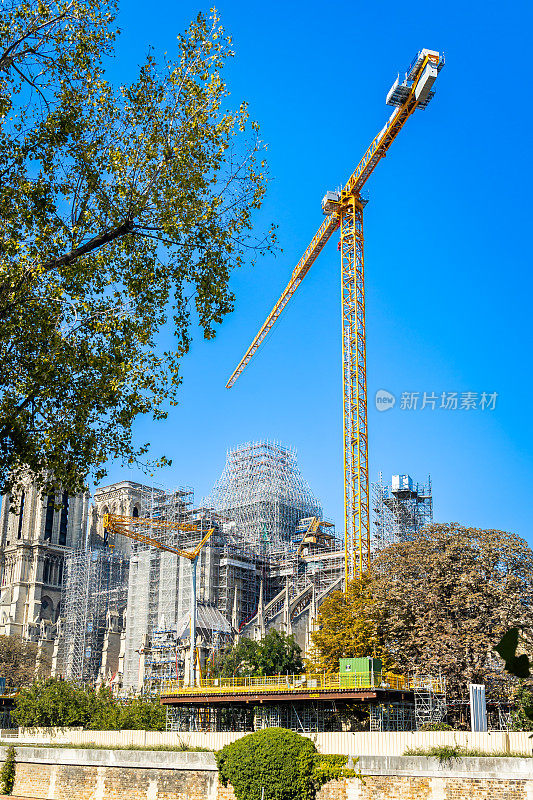 巨型起重机和2019年大火后正在翻新的巴黎圣母院