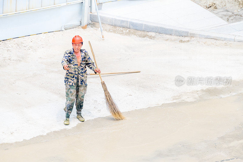 铺设路面的工人