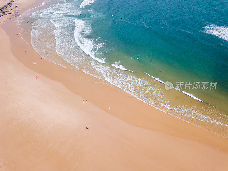 金色的海滩在Baleal和蓝绿色的海浪，从上面看。