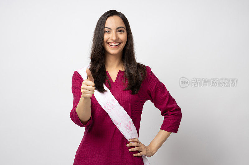 印度年轻女子的肖像穿着休闲服装孤立在白色背景的股票照片