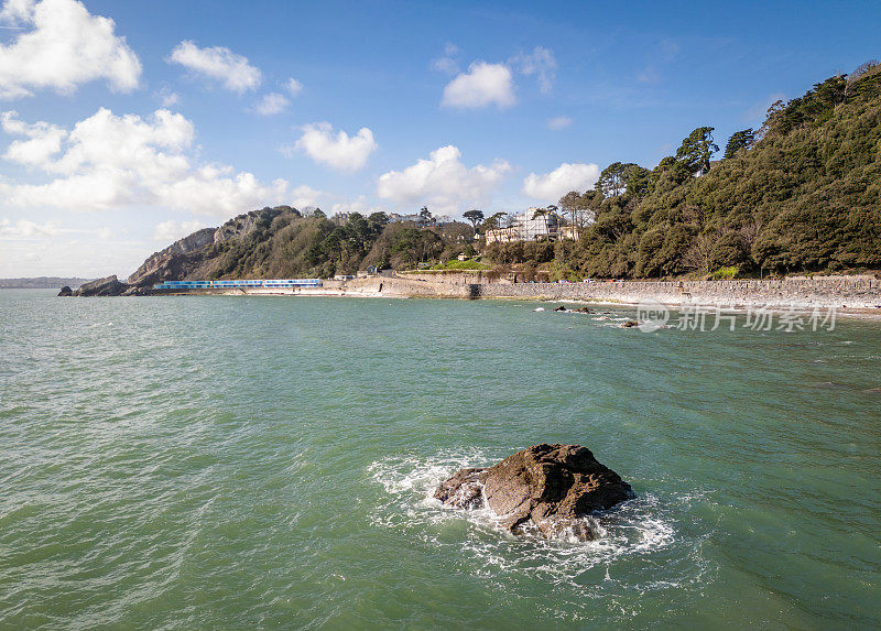 米德富特海滩的岩石海岸