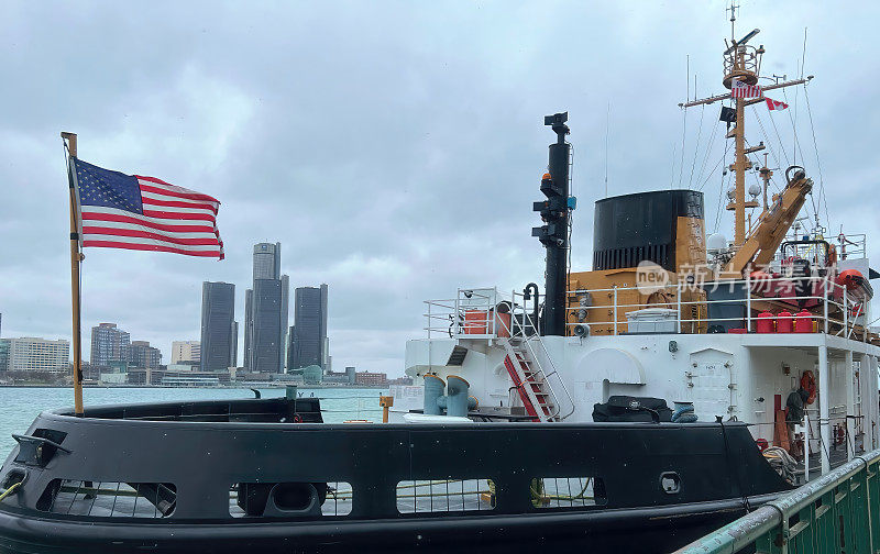 海岸警卫队的船俯瞰底特律的天际线