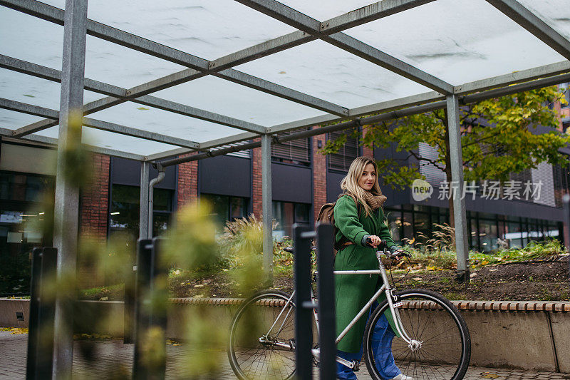 漂亮的护士骑着自行车穿梭于城市之间。长时间工作后，医生骑着自行车离开医院。