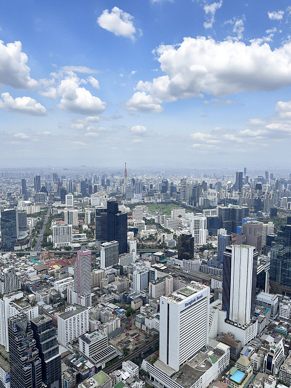 素坤逸市中心，曼谷市中心，泰国城市景观摩天大楼天际线视图，线性城市化，道路，阳光明媚的蓝天与蓬松的白云，高架视图