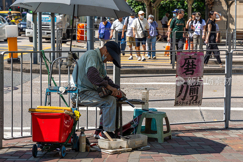 一名在香港九龙土瓜湾磨刀的男子