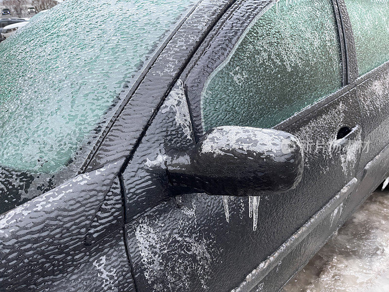 一场冻雨过后，一辆被冰覆盖的汽车。